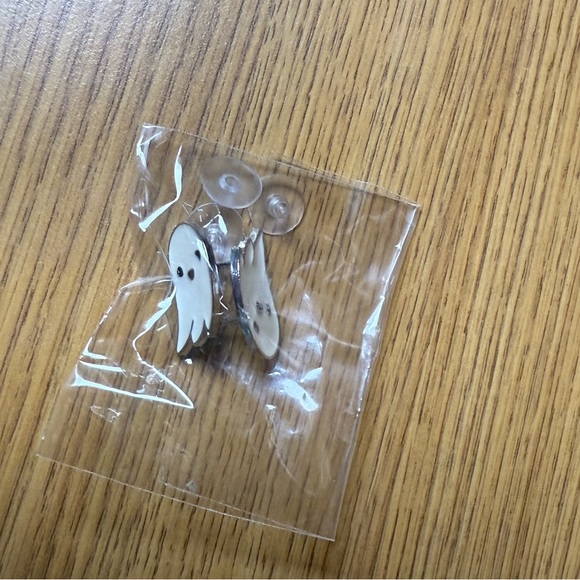 New never worn Halloween Earrings Cute Ghost Studs Still in Package - Picture 3 of 3